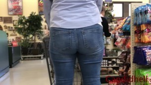 Bubble Ass MILF in Jeans Gets me WET - Candidhell